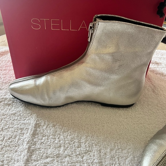 SILVER METALLIC LEATHER ANKLE BOOTIES BY STELLA LUNA… SIZE 40/9.5… - Picture 4 of 15
